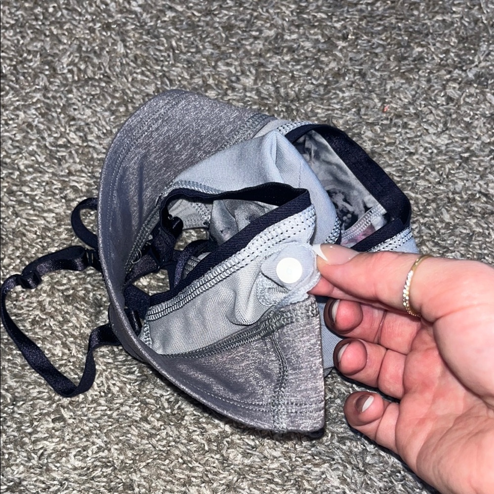 Lululemon 6 Stylish Gray and Black Women's Bra - Picture 3 of 3